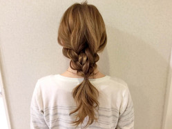 おさげ髪がオシャレアレンジに変身 三つ編みだけで作る編みおろしヘアアレンジが可愛い Peachy ライブドアニュース