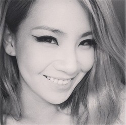 2ne1のcl モノクロ写真を公開 独特なアイメイク ライブドアニュース