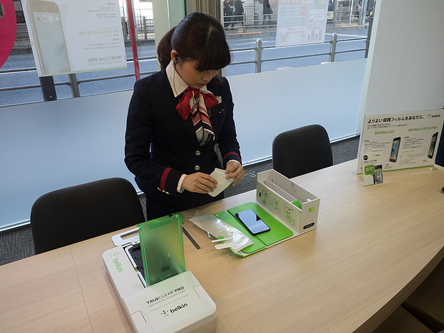 ベルキンのフィルム貼り専用マシーン「TCP」がドコモショップに登場!! 気泡ひとつなくキレイに貼れるスグレモノサービス