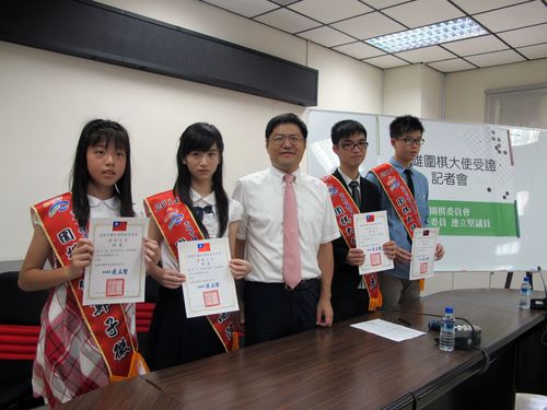 15歳のプロ棋士、林新為さん（右2）