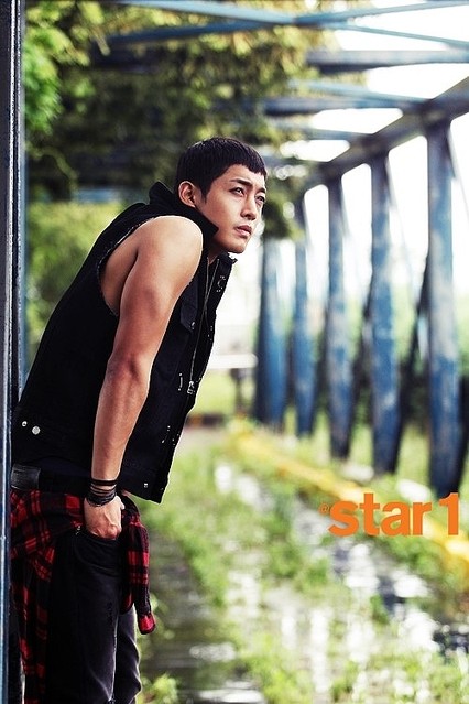 画像 Photo キム ヒョンジュン 小麦色の腕の筋肉 野獣のような魅力 2 4 ライブドアニュース