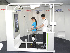 歩行リハビリテーションを支援するロボット「ウェルウォークWW-1000」。