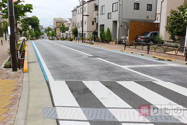 部分的に狭くなってしまった世田谷区梅丘2丁目交差点付近の「ブルーゾーン」。ここを走る必要はない（2015年6月、下山光晴撮影）。