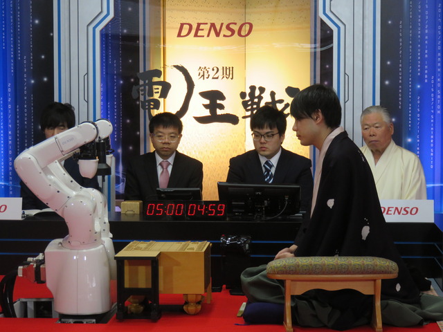 「第2期電王戦」二番勝負第1局で「PONANZA」が佐藤天彦叡王に勝利。第2局は姫路城で開催