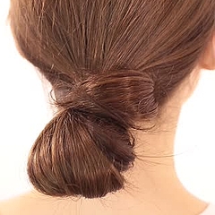 ゴム1本でできる ヘアピン不要の超簡単お団子ヘア Peachy ライブドアニュース ゴム1本でできる ヘアピン不要の超簡単お団子ヘア Peachy ライブドアニュース