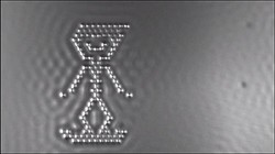 ���Ҥ�ư��������������ͥ���Ͽ�ζ˾����˥᤬����������IBM���������A Boy and His Atom��