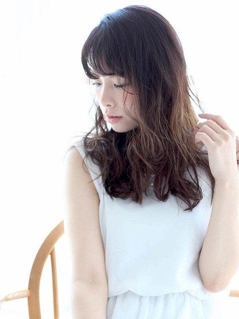 春に向けて雰囲気を変えたいあなたへ セミロング パーマ で垢抜け Peachy ライブドアニュース