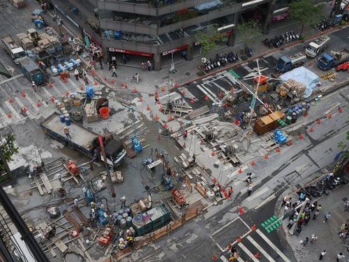 台北中心部で道路陥没、通行止めに  早ければあす朝にも一部開通へ