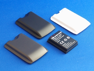 ����Υ֥��ɡ�Mugen Power�פ��2400 mAh�������̥Хåƥ꤬�о졣X02HT������1050 mAh����ӤǤ�230%�Υѥ��