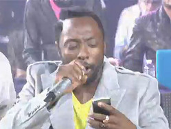 �٥륮���пȤΥ�åѡ��ȤΥޥå��奢�åפǡ��֥֥�å��������ɡ��ԡ����פ�will.i.am�ϲλ���˺�졣������YouTube