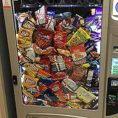 海外のスナック自販機がエラーを起こす 目を疑う 状況に ライブドアニュース 海外のスナック自販機がエラーを起こす 目を疑う 状況に ライブドアニュース