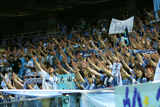 試合後のサポーターの様子。「死に物狂え！」の看板も。
（photo by B.O.S.） 

J1第15節
横浜FC　<a href="http://sports.livedoor.com/football/jleague/result?id=258&l=J1">１−２</a>　ジュビロ磐田
[07年６月16日 日産スタジアム]
