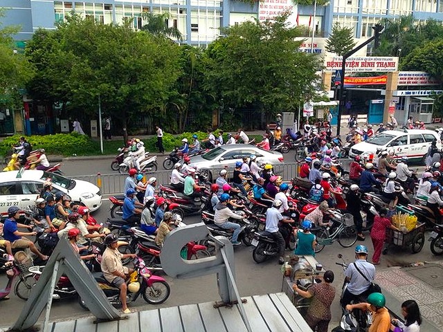 凄すぎるバイクの数!ベトナムの交通事情