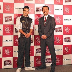 ����ꥫ�Υ᥸�㡼�꡼���ˤ�����No��1�֥��ɤȤ�����̾�ʡ�Rawlings�ʥ�����󥰥��ˡפ�����ˡ�ͤǤ��������󥰥�����ѥ󤫤�2013ǯ10��1�������������ݡ��ĥ��ѥ��Υ饤��ʥåס�HOH��ACTIVE�ʥ��������������������������ƥ��֡ˡפ�ȯ�䤵�줿���ʼ̿��ϥ������ʻ��ơ���������ͥ�λԸ�Ȼ�ͻᡢ������󥰥�����ѥ��Ʊ�����ɽ�β��ܲ�ʸ���