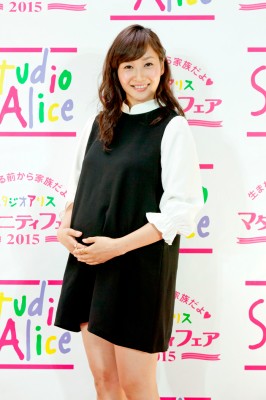 福岡で初開催された「スタジオアリス マタニティフェア 2015」に登場した藤本美貴。7月に第2子となる女の子を出産予定だ