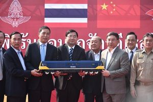 中国メディアの環球網は25日、中国とタイが契約した鉄道建設事業で、タイ政府が中国に投資を増額する方針と伝えた。同記事は「プロジェクトには不確実性があることが明らかになった」と評した。(イメージ写真提供:(C)pixbox/123RF.COM。中国からタイへのディーゼルエレクトリック方式機関車の引き渡し式典、2015年1月13日撮影)