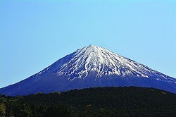 富士山の絵 静岡県富士宮市の子供たちは 尖った山 を描く ライブドアニュース