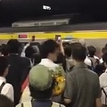 騒動で電車も22分遅れた(YouTubeより)