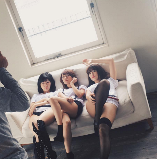 Akb48小嶋陽菜 渡辺麻友 高橋みなみがセクシーすぎる美脚を披露して話題に こじはる穿いてない ライブドアニュース