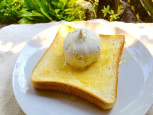 余った生クリームどうしてる？冷凍生クリームでひんやりトロ～なハニートーストはいかが？