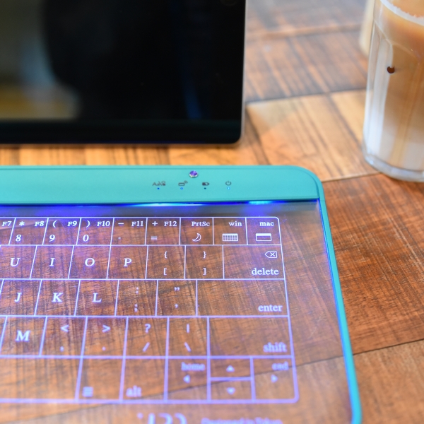 UPQ、ガラス製パネル採用のBluetoothキーボード『Q-gadget KB02』に