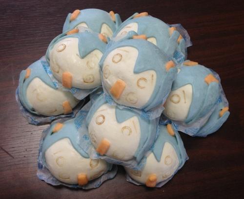 本日よりファミマで発売の『初音ミクまん』を12個冷凍状態で大人