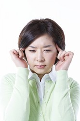 女性編 本人には言えないけれど 同僚の不快なクセランキング 舌打ち 貧乏揺すり Peachy ライブドアニュース