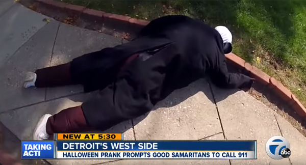 ハロウィンだから家の前に死体人形を置いとこう リアルすぎて通報者が大続出www 動画 ライブドアニュース