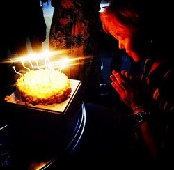 Bigbangのg Dragon 誕生日を祝ってくれたファンに感謝 合わせた両手 ライブドアニュース