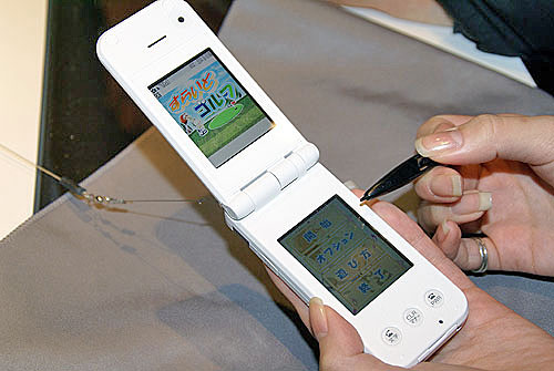 ケータイ　FOMA D800iDS アクセシビリティを考慮した商品【2画面ケータイ「FOMA D800iDS