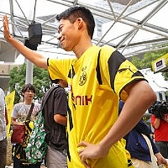 香川真司のモノマネ芸人がドルトムントのイベントに登場 独記者驚き ライブドアニュース 香川真司のモノマネ芸人がドルトムントのイベントに登場 独記者驚き ライブドアニュース