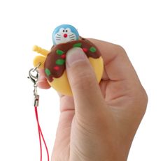 ご当地名産物からドラえもんが顔を出す『どこでもドラえもん
