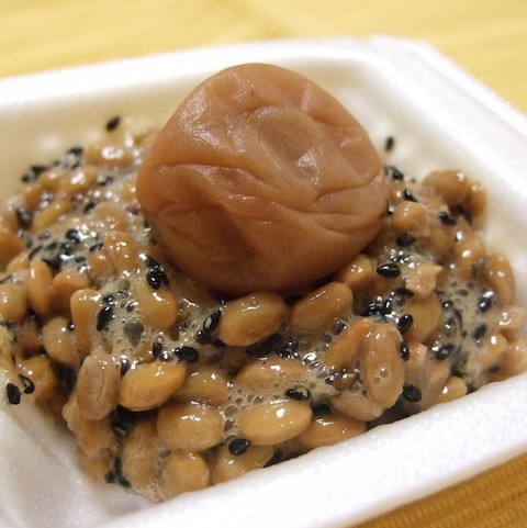 【ジメジメする梅雨に】「納豆×梅干し」で酸っぱ美味しいアレンジを!