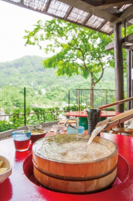 花のおもてなし長生館で、夏ならではのごちそうを堪能!秩父の名水で流す「そうめん」(1000円)を食べ放題で楽しめる。薬味はレモンや自家菜園のシソなど