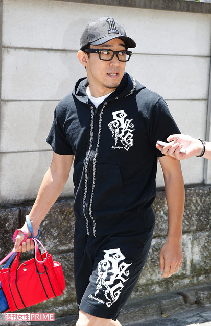 6月3日、愛犬の散歩中に直撃取材に応じるファンキー加藤