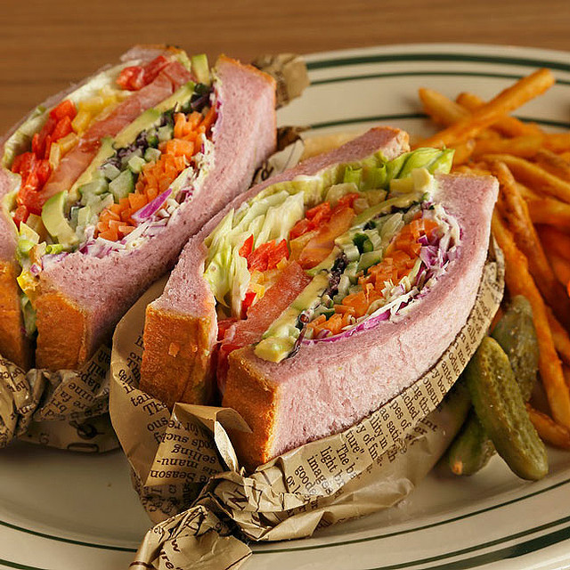 海辺でカジュアルハワイアンを満喫。横浜に「KAKA’AKO DINING & CAFE」がオープン