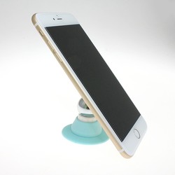フラットな面にスマホを吸盤で固定できるスマホホルダー「ペタQ」