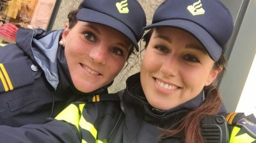 オランダの女性警官の自撮りが世界中で大人気 携帯取りに来て ライブドアニュース