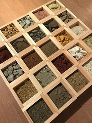  各地から集めた土、約３００点を １合桝に入れて展示 