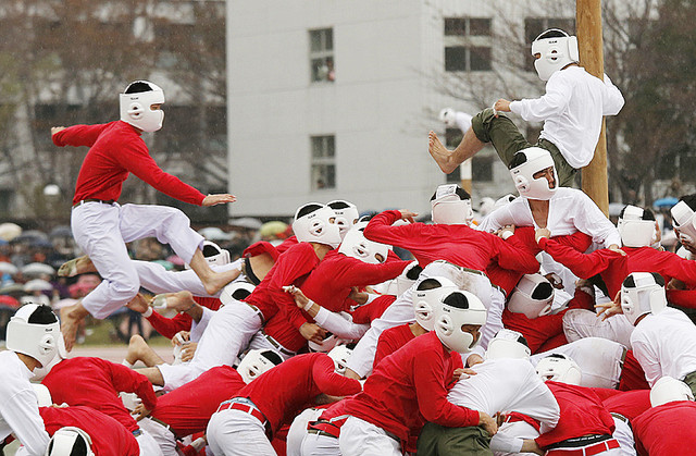 防衛大での棒倒し (Photo by REUTERS/Kim Kyung Hoon)