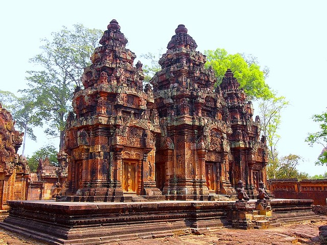1000年以上前の美しい彫刻の残るアンコールワットの遺跡に行ってみた