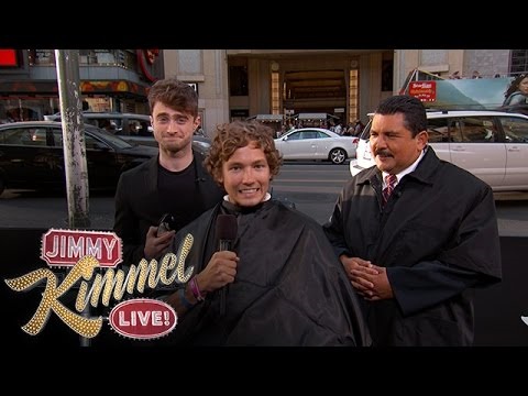 一般人の頭をバリカンで刈ったダニエル・ラドクリフ（画像はYouTubeのサムネイル）