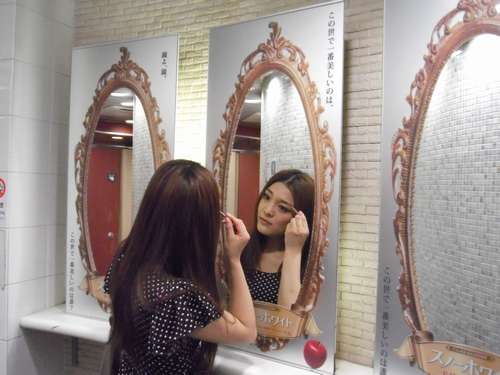 都内6駅に白雪姫の"魔法の鏡"が