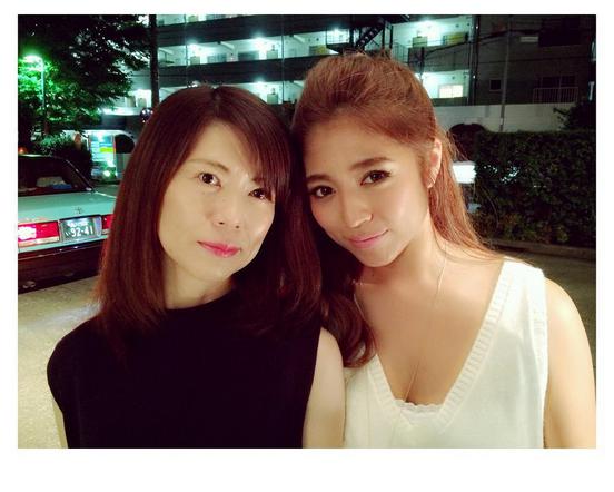 エンタがビタミン 今井華と母親のギャップに驚き ハンカチを手に涙する色白美人の横で大笑いする娘 ライブドアニュース