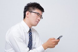 なんでこんなに遅いの 男のメールやlineの返信が遅い3つの理由 Peachy ライブドアニュース