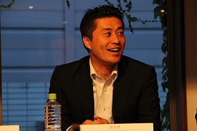ほのぼのエピソードを語った細野氏(2013年7月撮影)