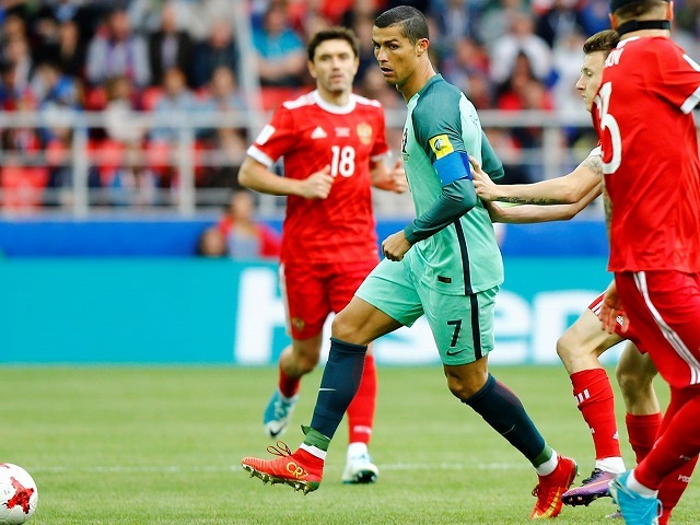 激闘のシーズンを終えた後に迎えたコンフェデ杯で、ここまでの２試合フル出場のC・ロナウドが決めた大会初ゴールは、ポルトガルを準決勝進出に大きく近付ける一発となった。コンディションは完全ではないはずだが、しっかり仕事を果たす点はさすがだ。　(C) Getty Images