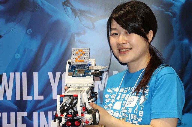 親子で夏の思い出を！インテル Edison でリモコン操作できるロボットカーを走らせるワークショップを開催