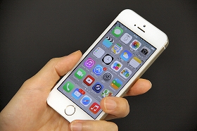 「iPhone5s」では「つながりやすさ」で勝負するKDDI