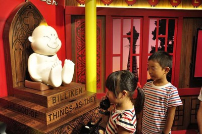 黒電話で会話ができる。「名前は?」「どこから来たん？」などの質問に答えれば占いもしてくれる